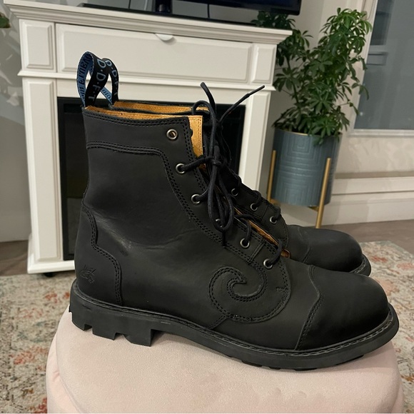 John Fluevog 7TH HEAVEN DERBY SWIRL
(6 EYE) CLASSIC DERBY BOOTS in Black Leather - Picture 3 of 13